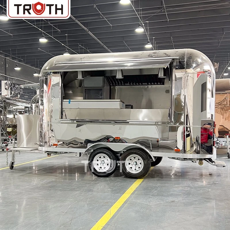 Фуд-трак в стиле Airstream во Франции: трейлер для фаст-фуда из нержавеющей стали, созданный для стиля и обслуживания